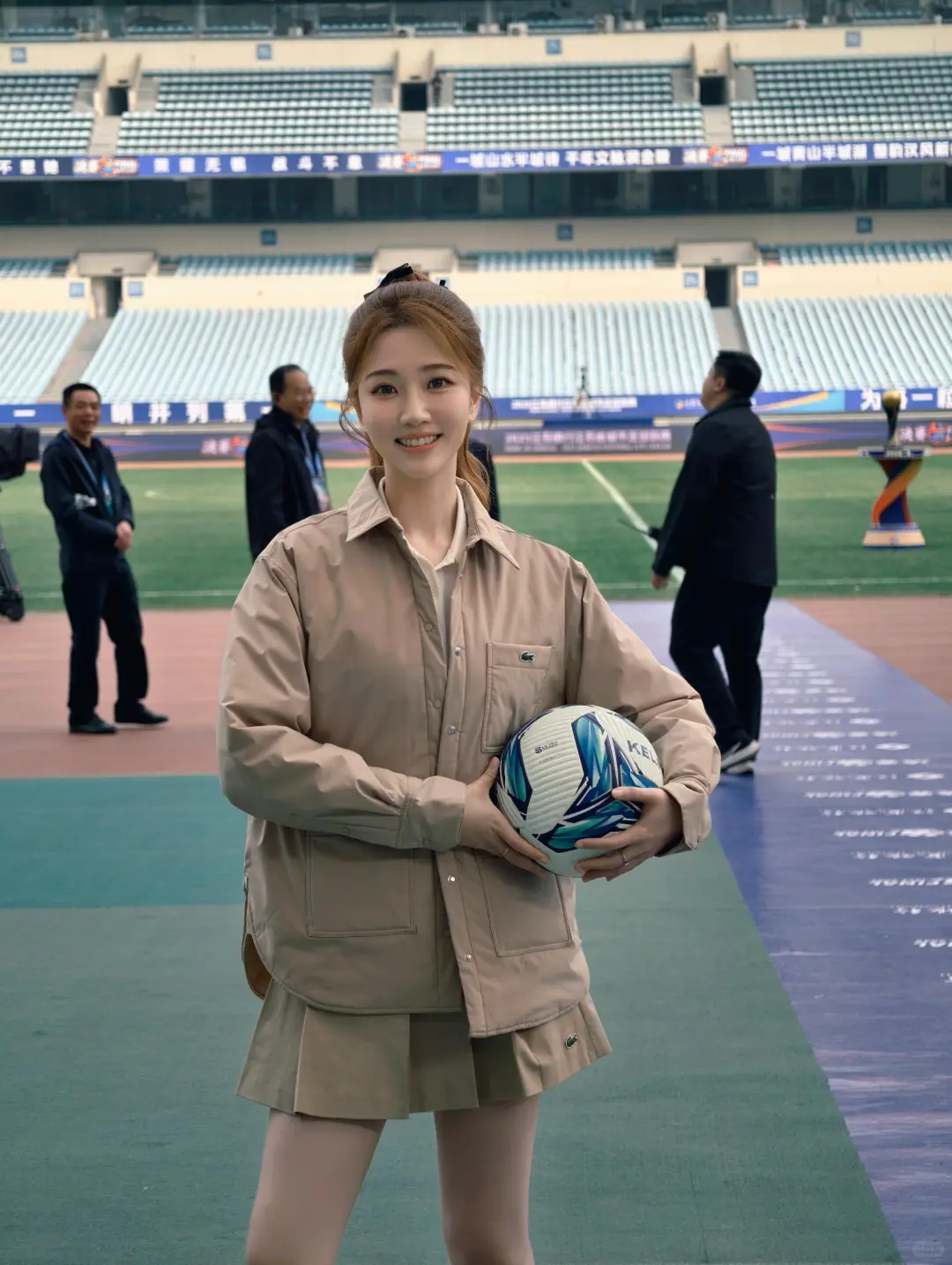 张纯烨 肉丝美腿主持苏超决赛⚽️