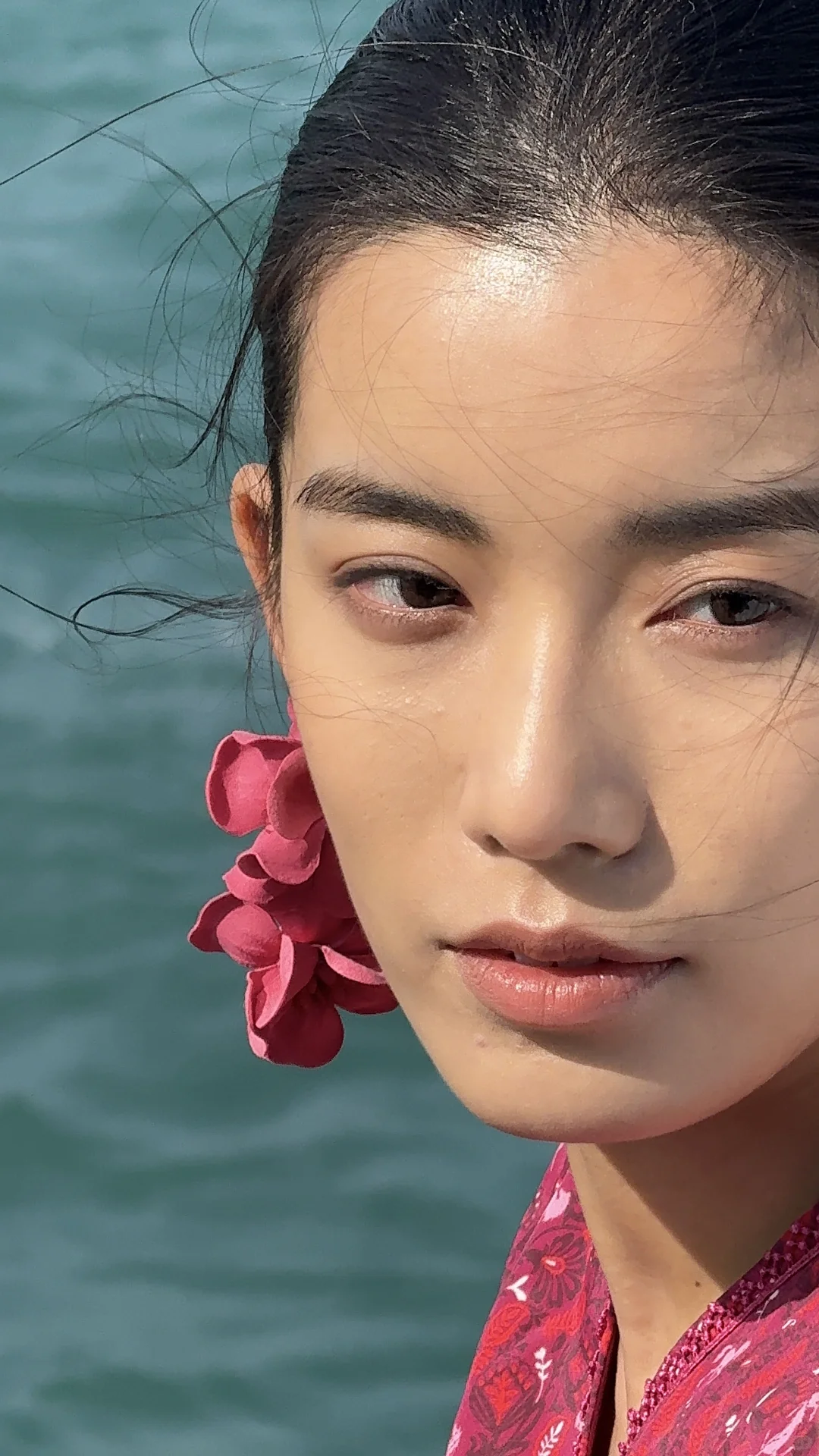 她好像知道自己很美