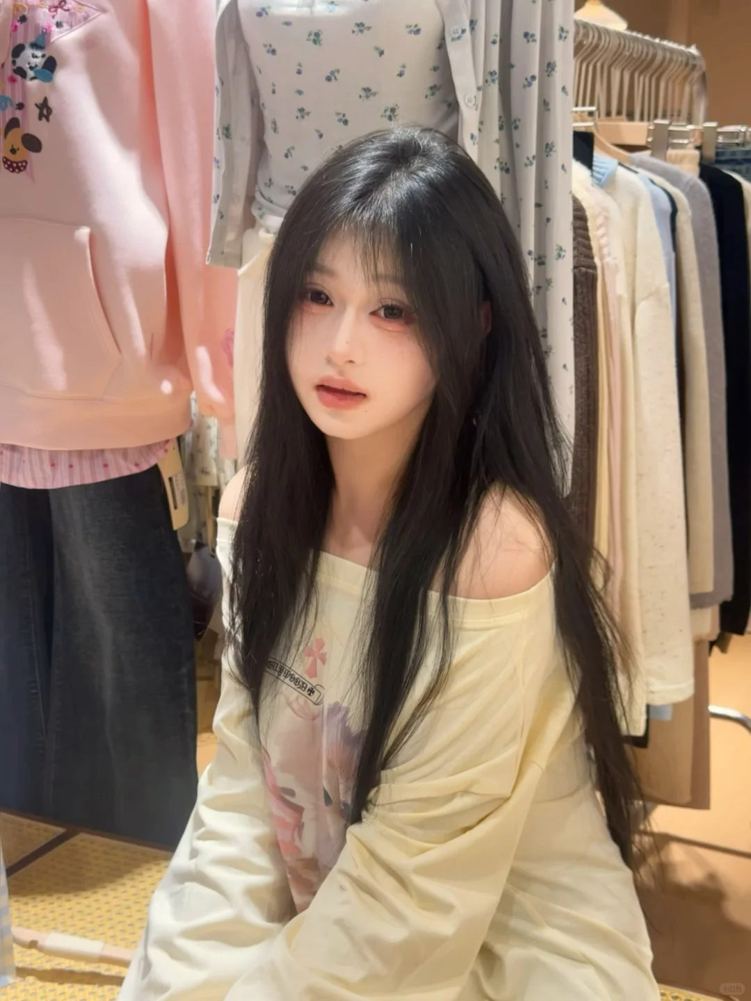 在服装店也拍了很纯欲的照片