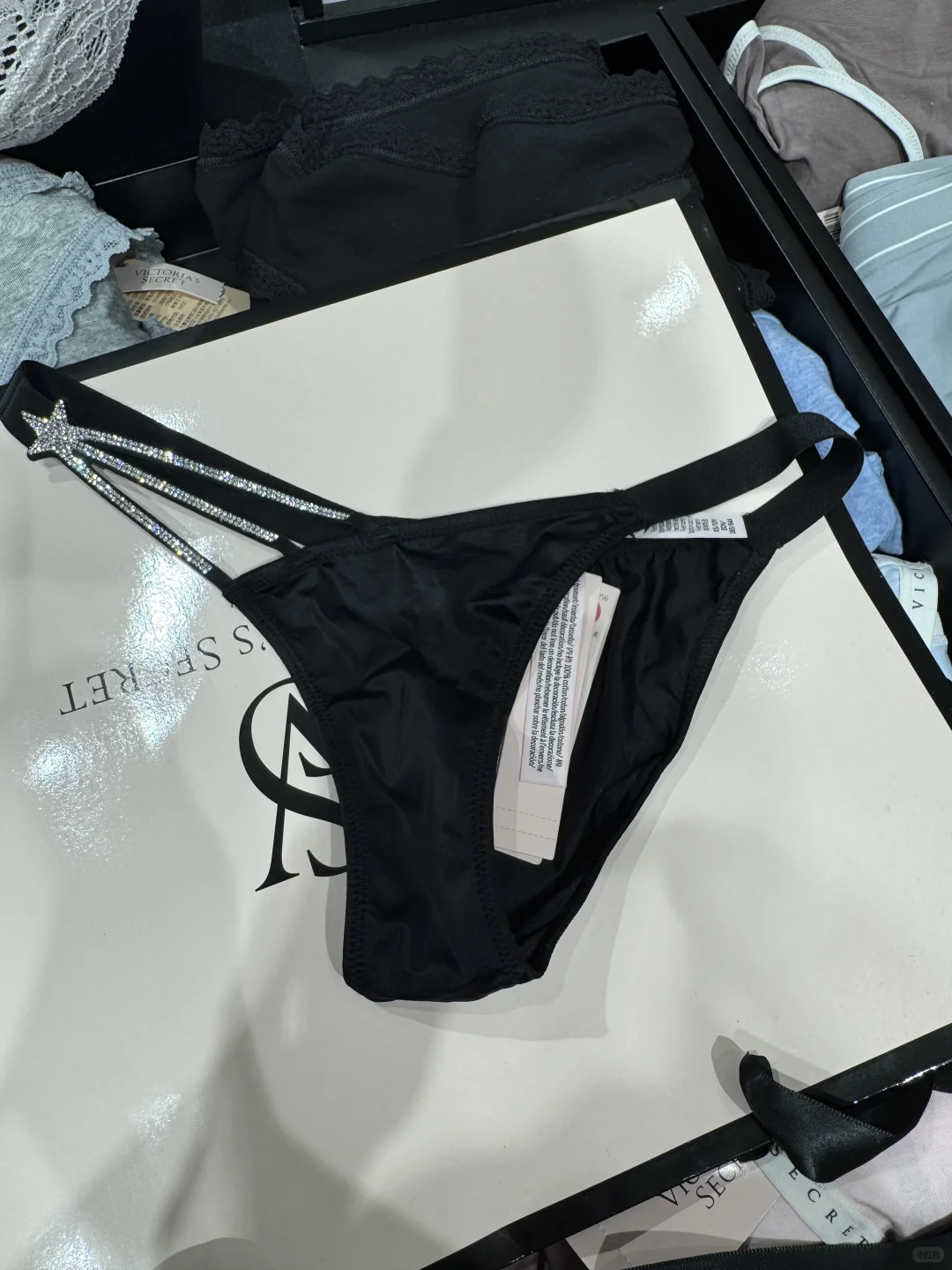 为维密水钻内裤。