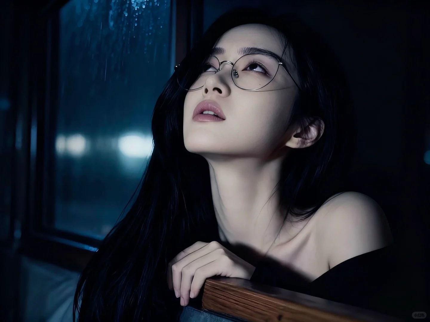 女戴眼镜张嘴背景图