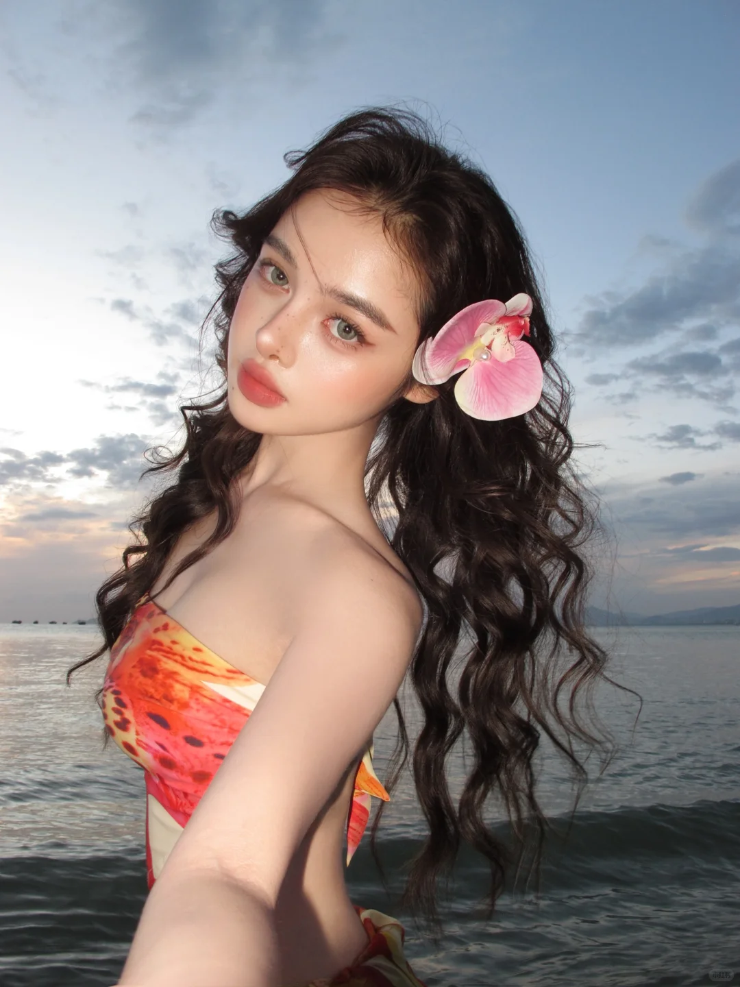 和三亚海边的亚裔风辣妹坠入橘子海日落