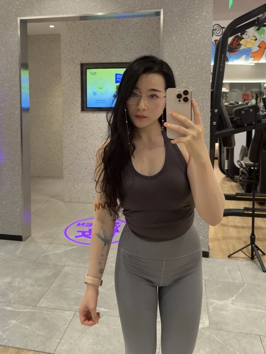 瑜伽裤穿反了…难怪怎么拍都是肚子大