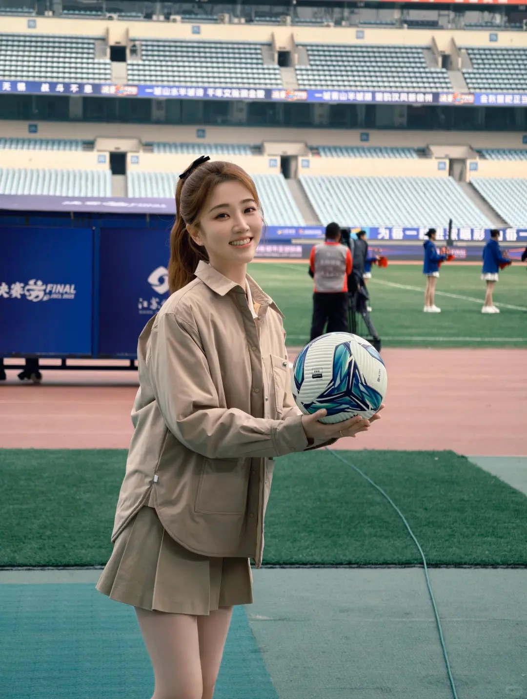 张纯烨 肉丝美腿主持苏超决赛⚽️