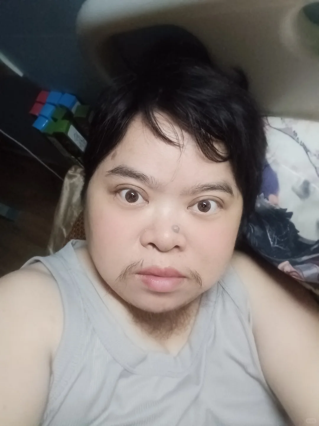 呃呃呃我只是长胡子了。我是女生。