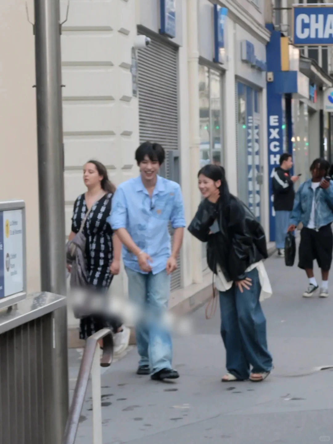 巴黎街头偶遇赵昭仪！妹宝这一身好Boxyfit~