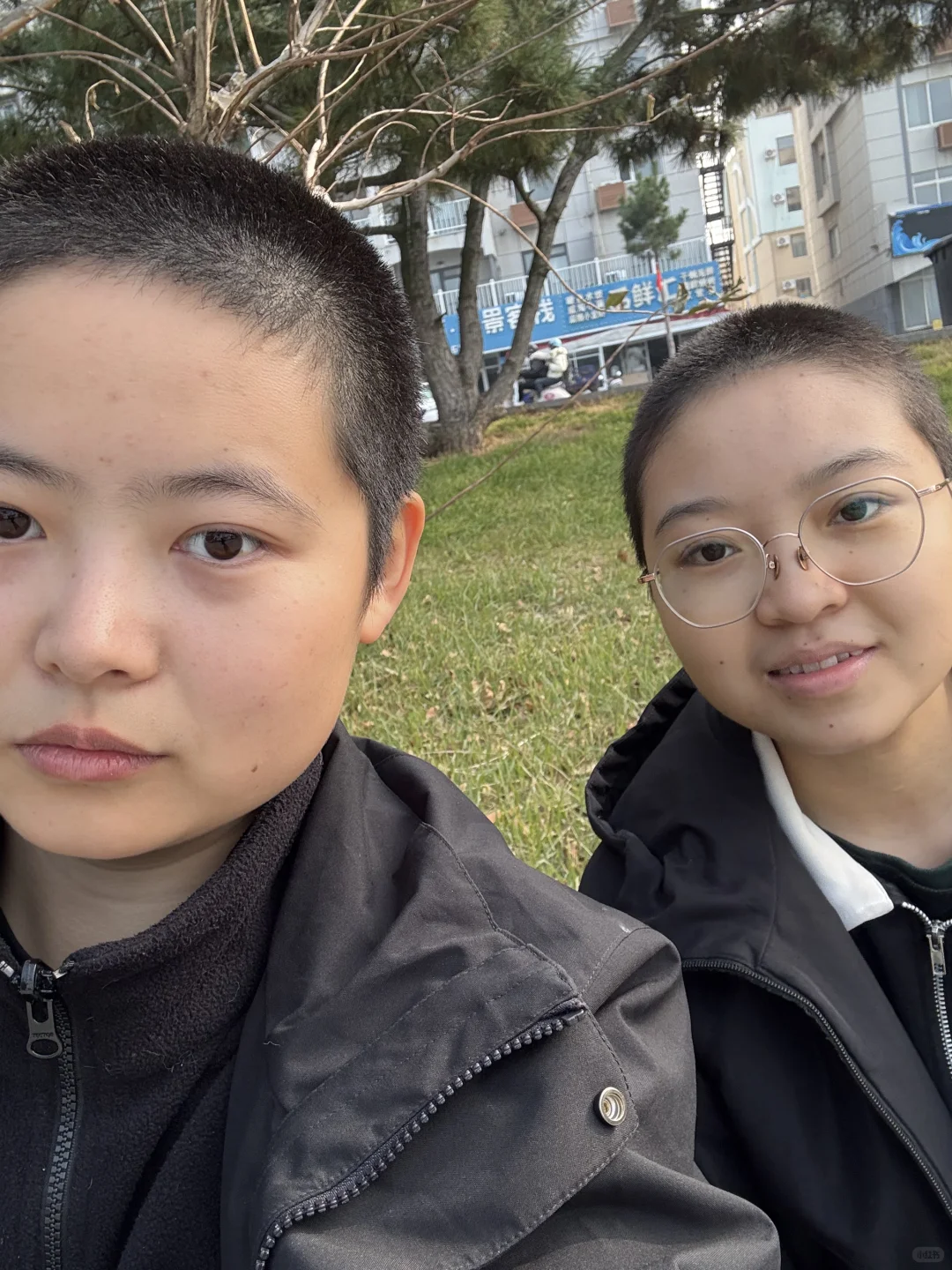 两个人都很局促…