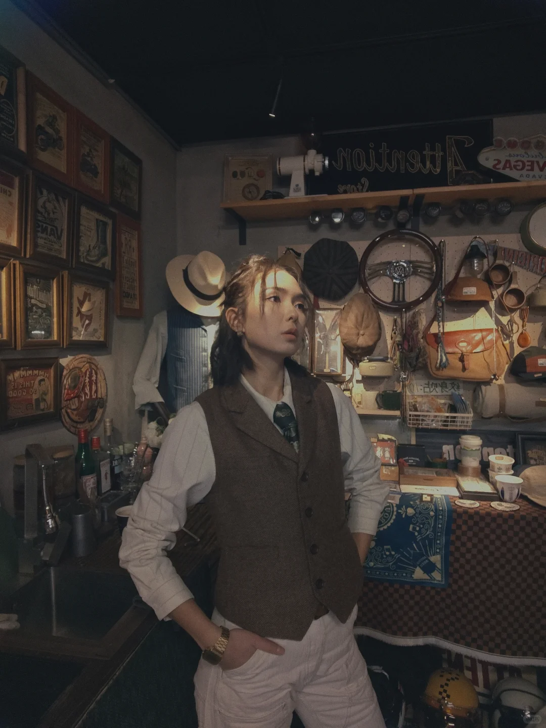 复古咖啡店的冬季咔叽女