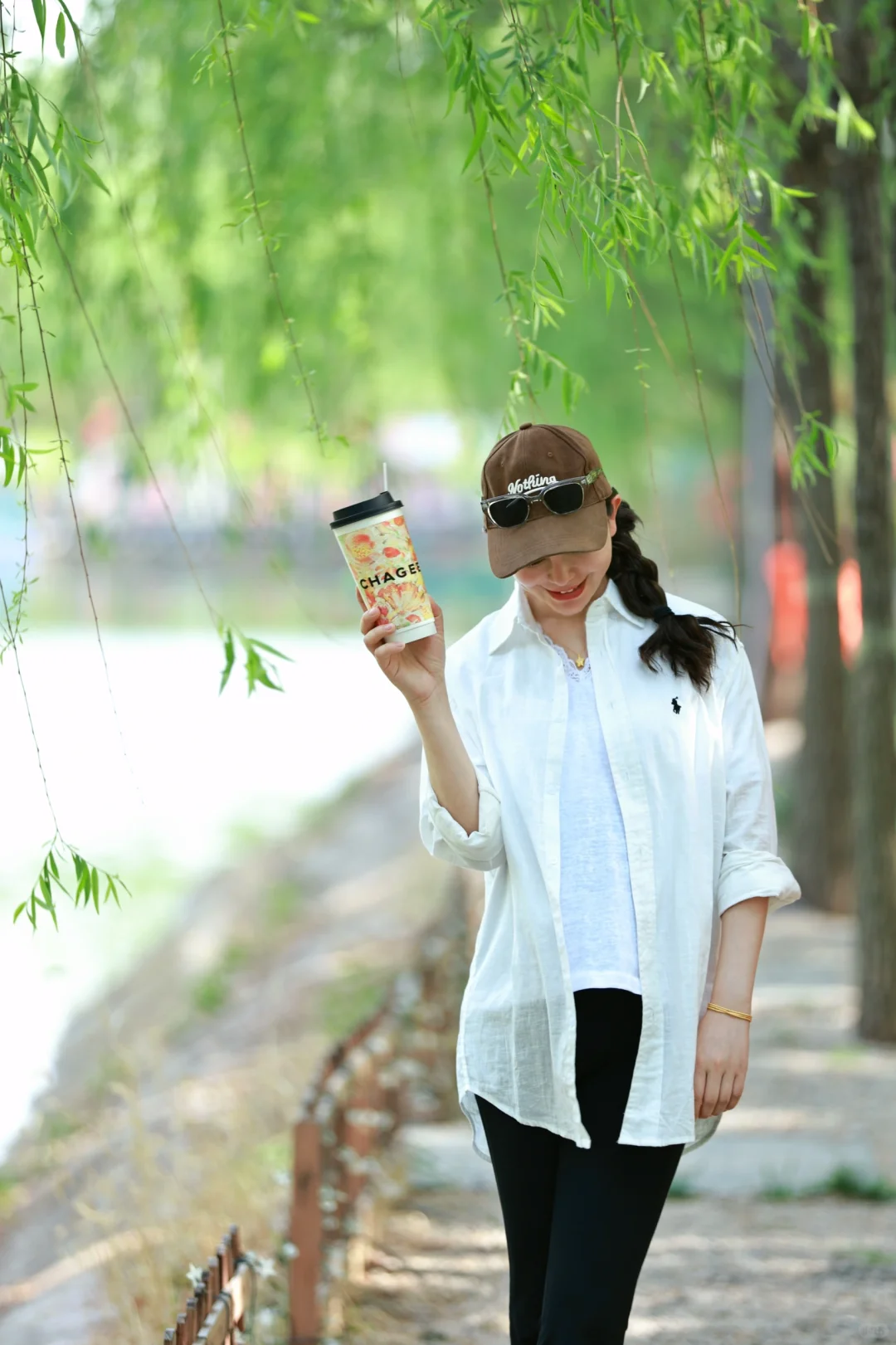 柳树下站谁都美