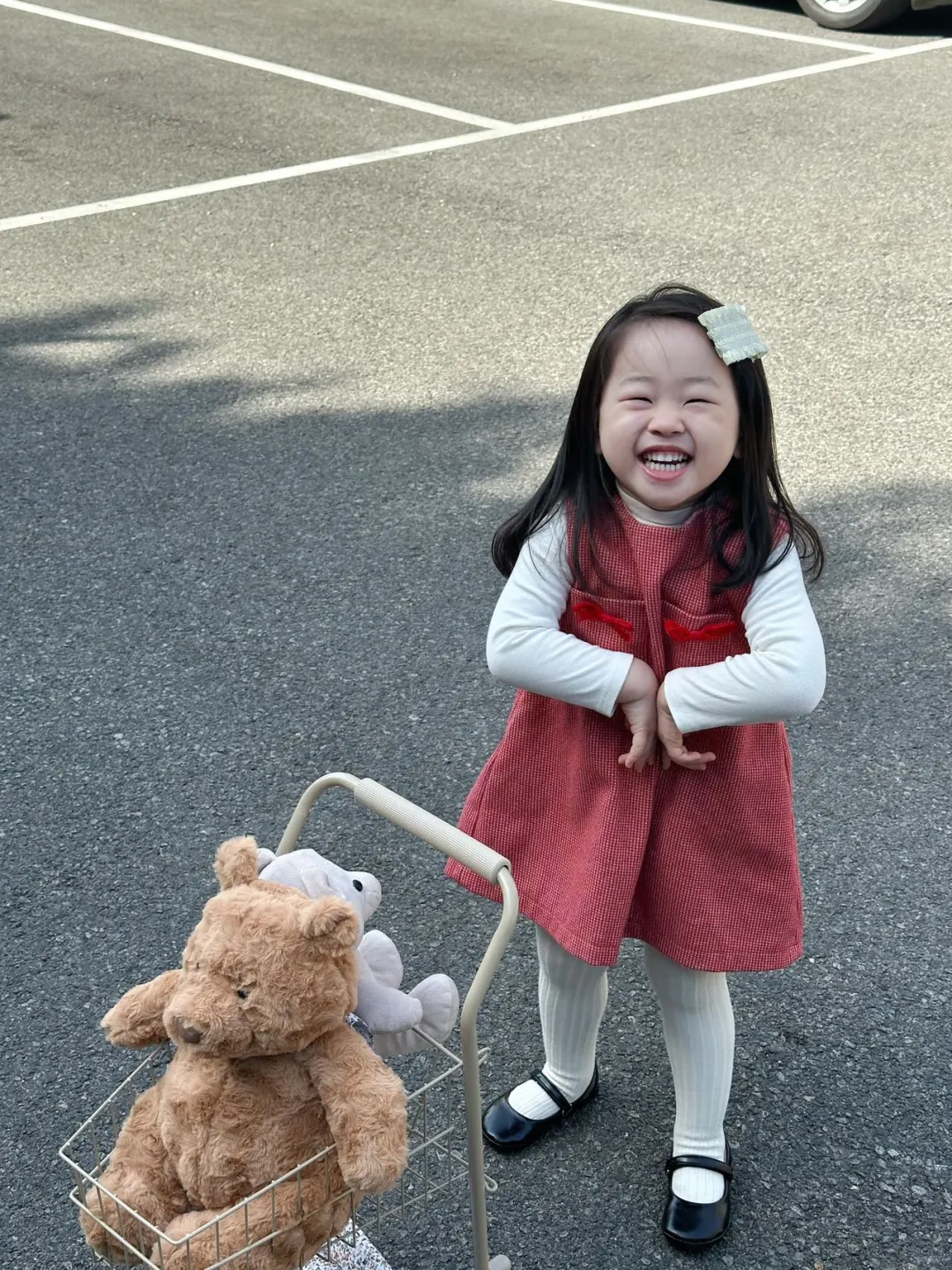 小女孩穿上红裙子有多漂亮✨