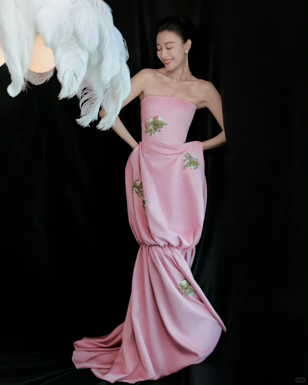 肩若削成，腰如约素。