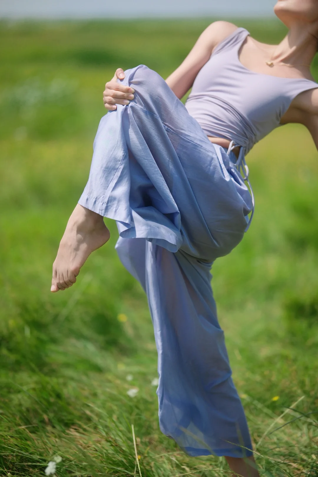 她在田野里自由自在的瑜伽 奔跑 舞动着
