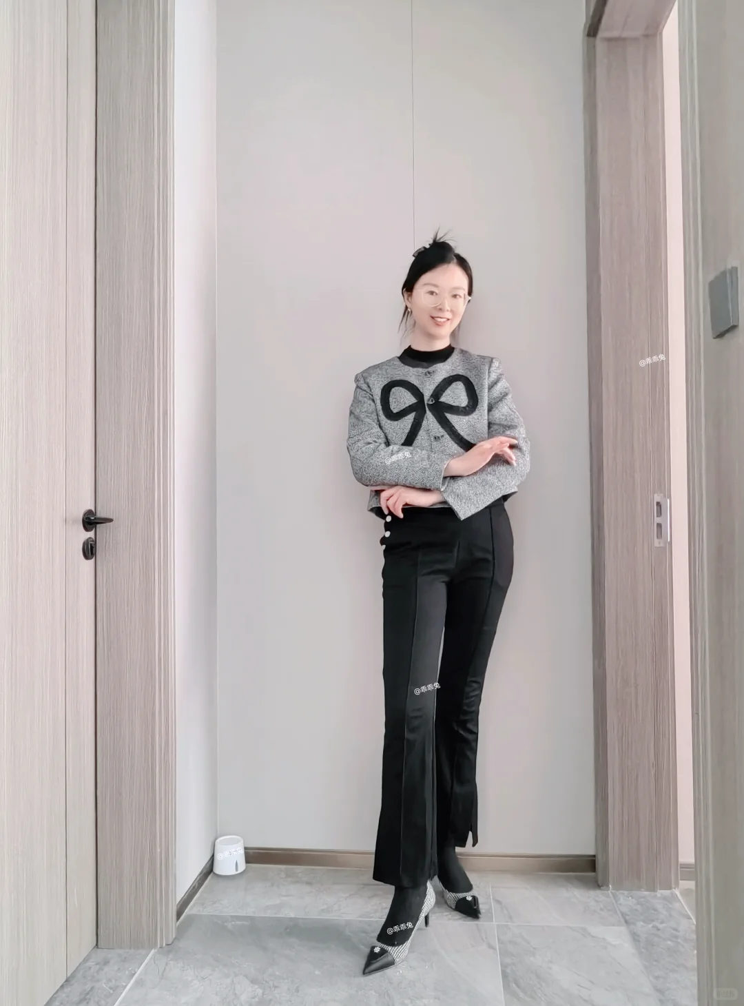 谁说高跟鞋非得配裙子丝袜，配裤子不行吗？