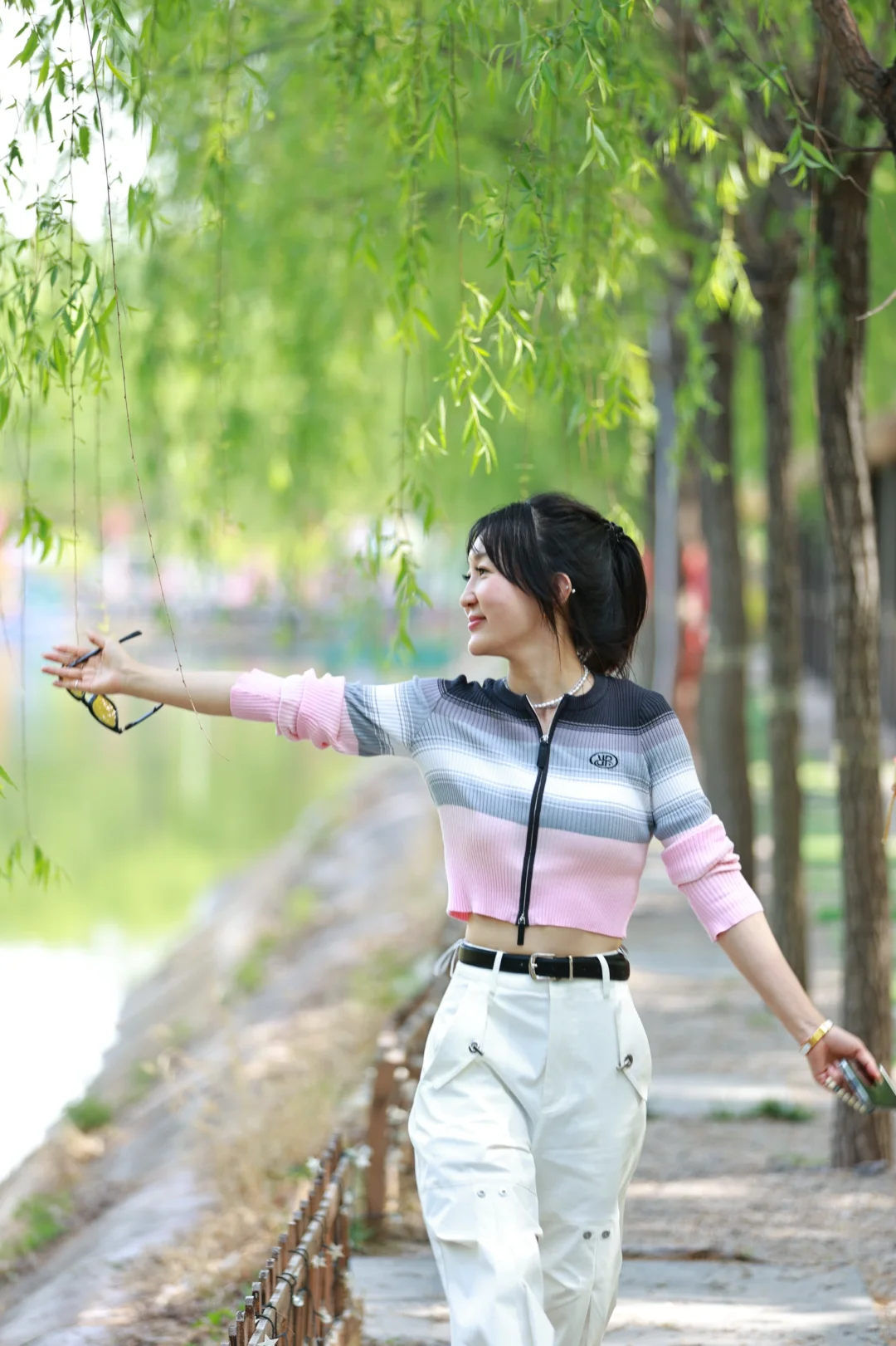 柳树下站谁都美