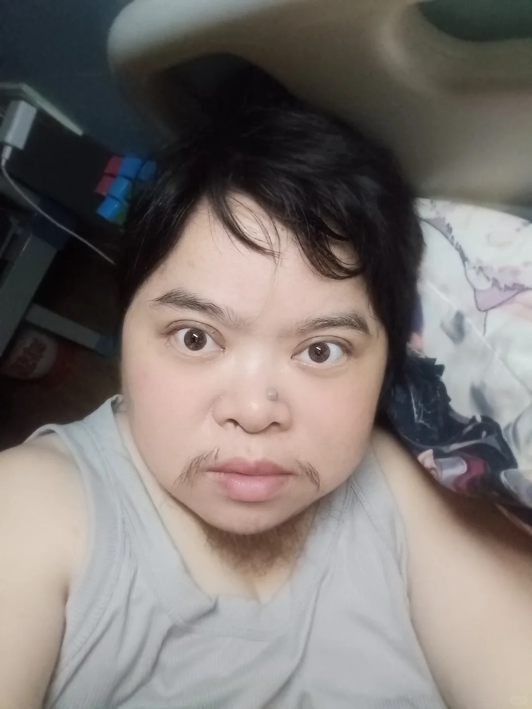 呃呃呃我只是长胡子了。我是女生。