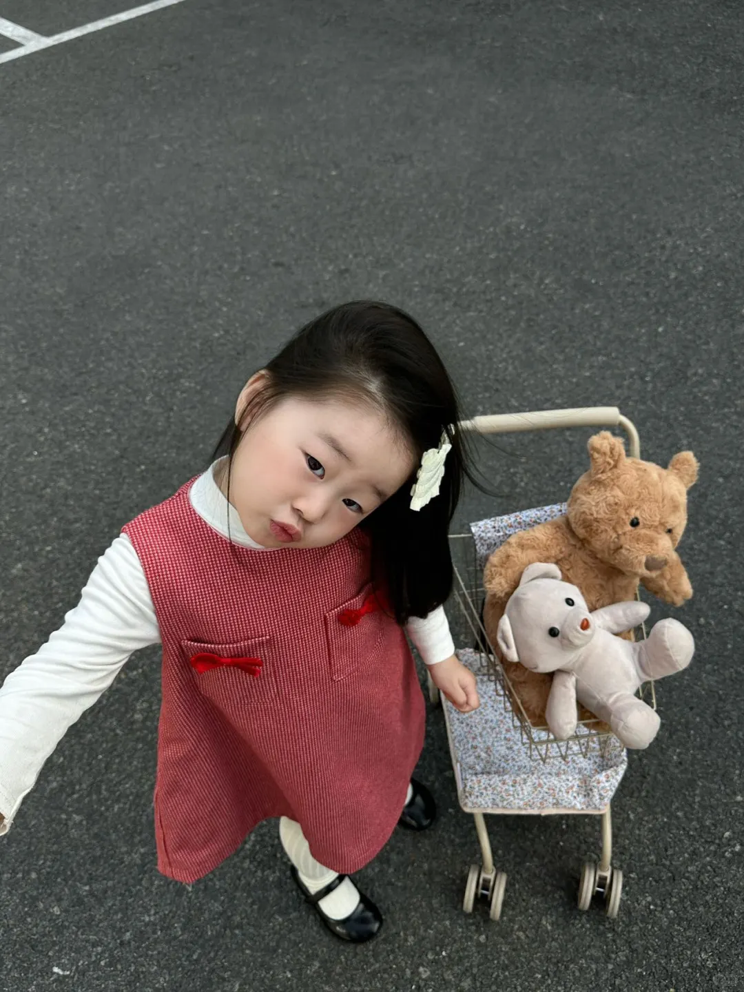 小女孩穿上红裙子有多漂亮✨