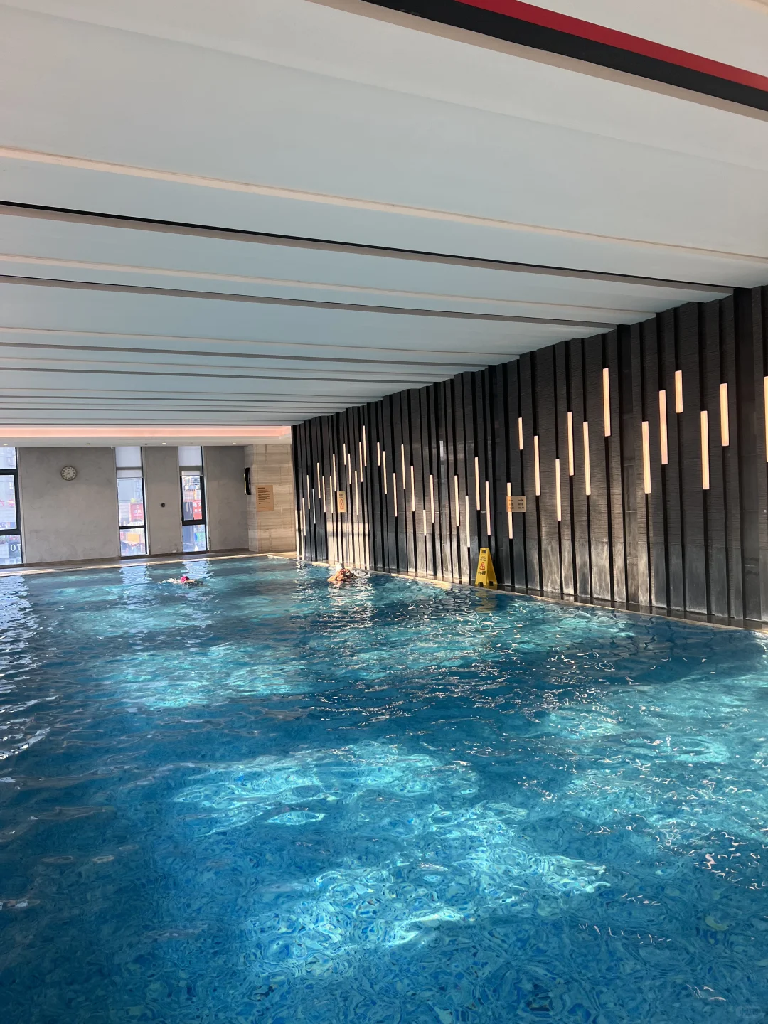 00后游泳女教练｜秋冬去游泳馆你会发现……