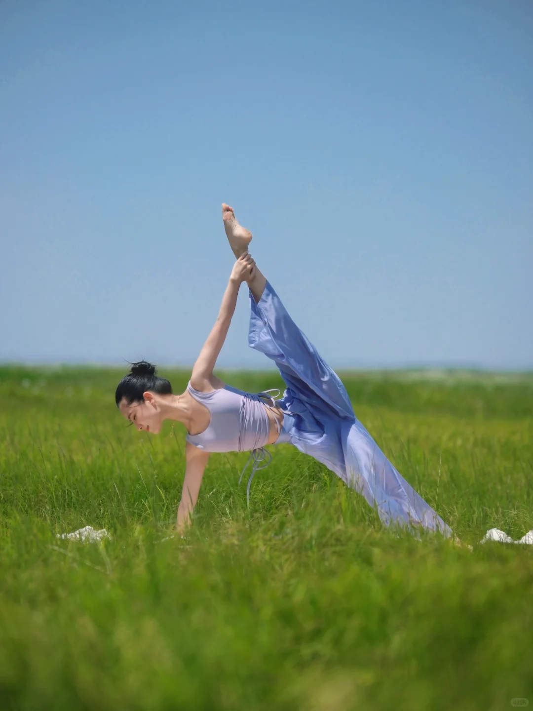 她在田野里自由自在的瑜伽 奔跑 舞动着