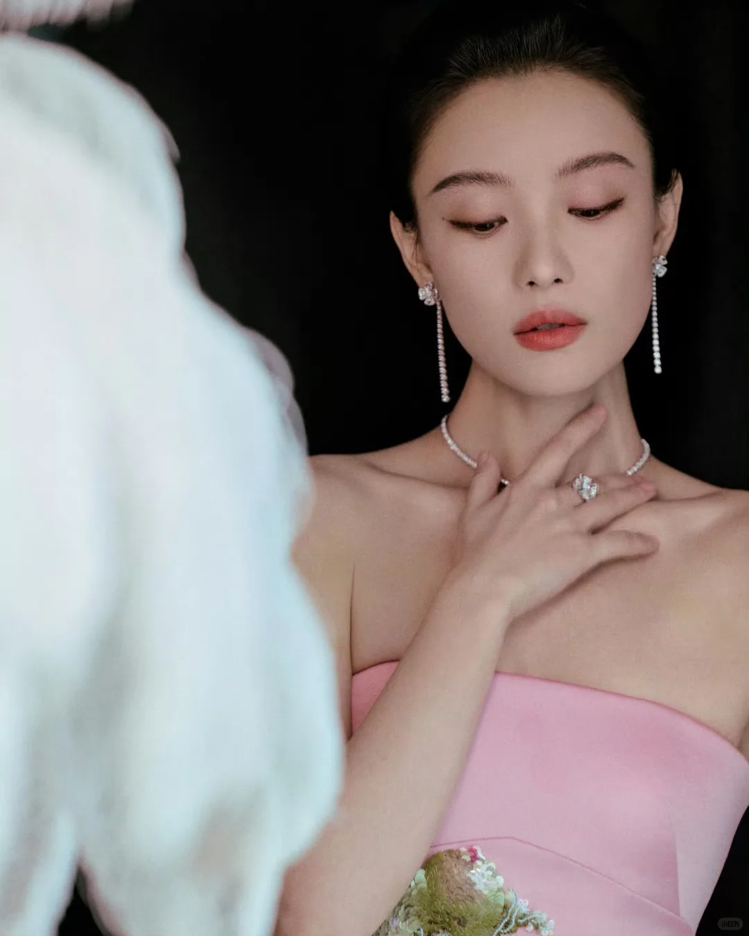 肩若削成，腰如约素。