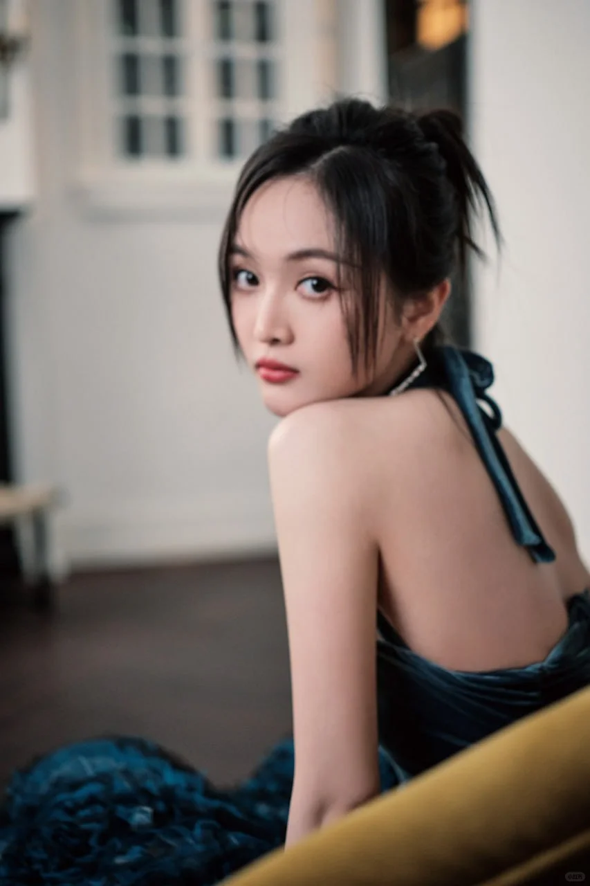 #吴宣仪 一袭蓝色吊带长裙，妖娆妩媚