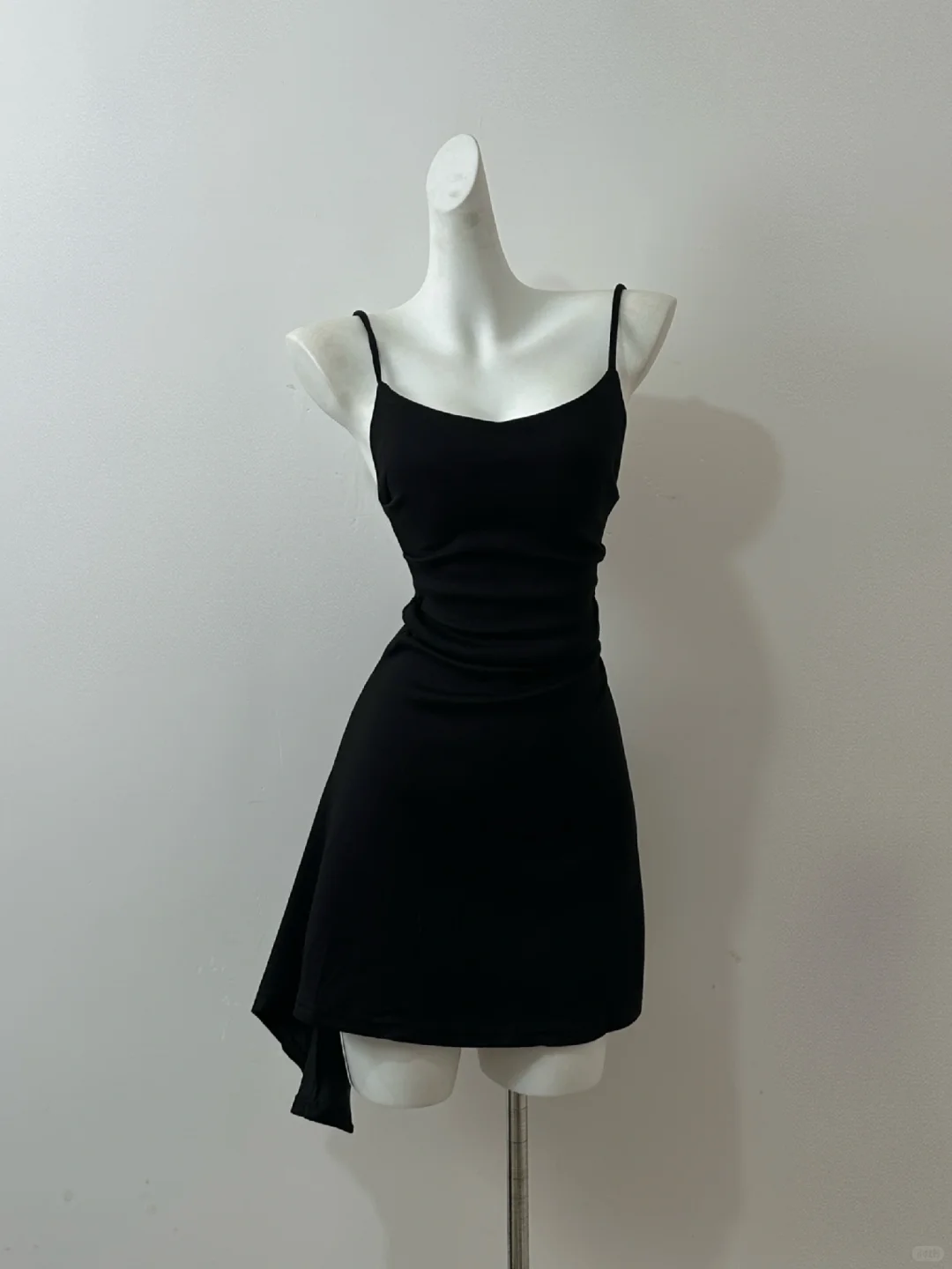 质感超好！！！才24r😱炒显身材的掐腰小黑裙