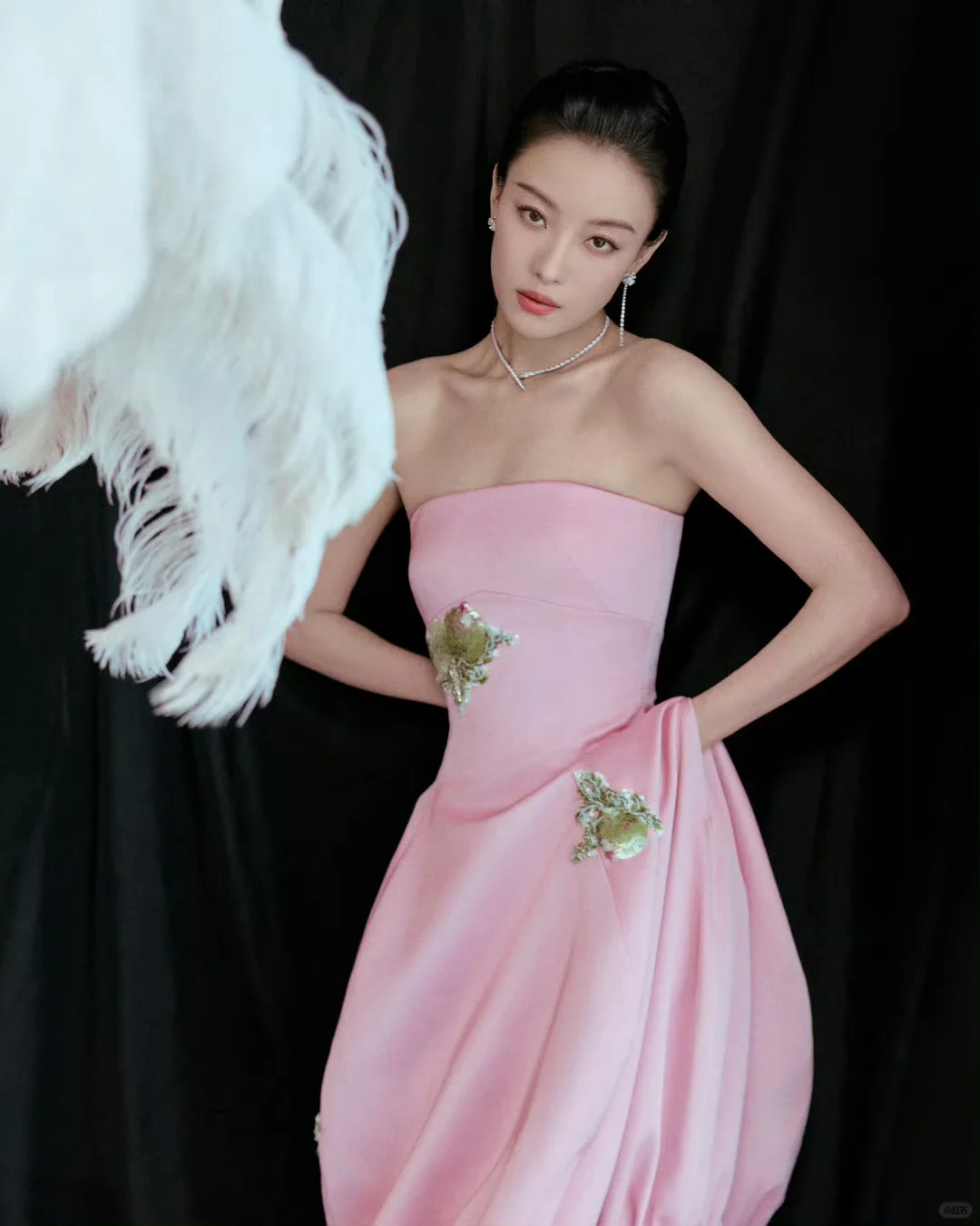 肩若削成，腰如约素。