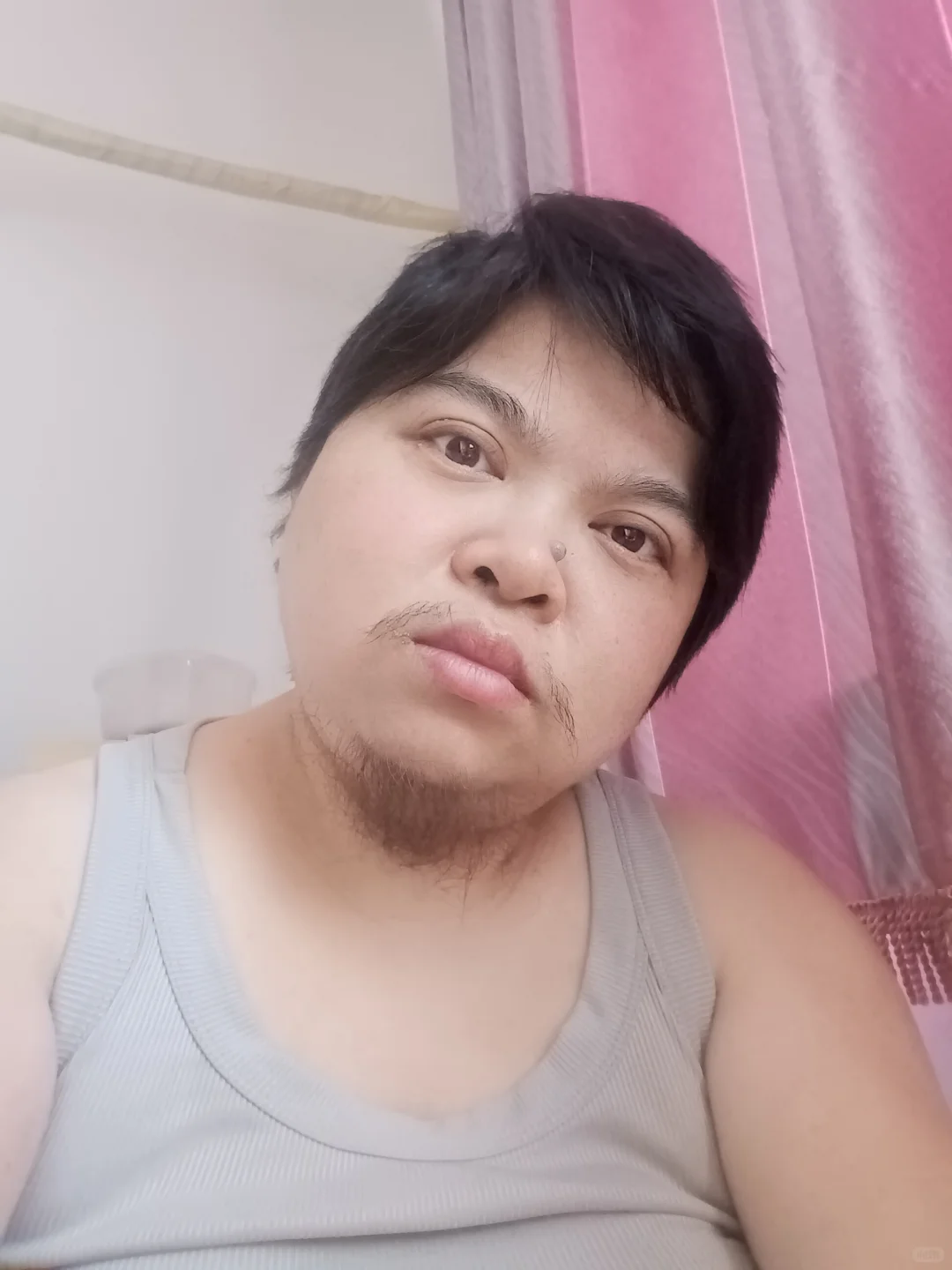 呃呃呃我只是长胡子了。我是女生。