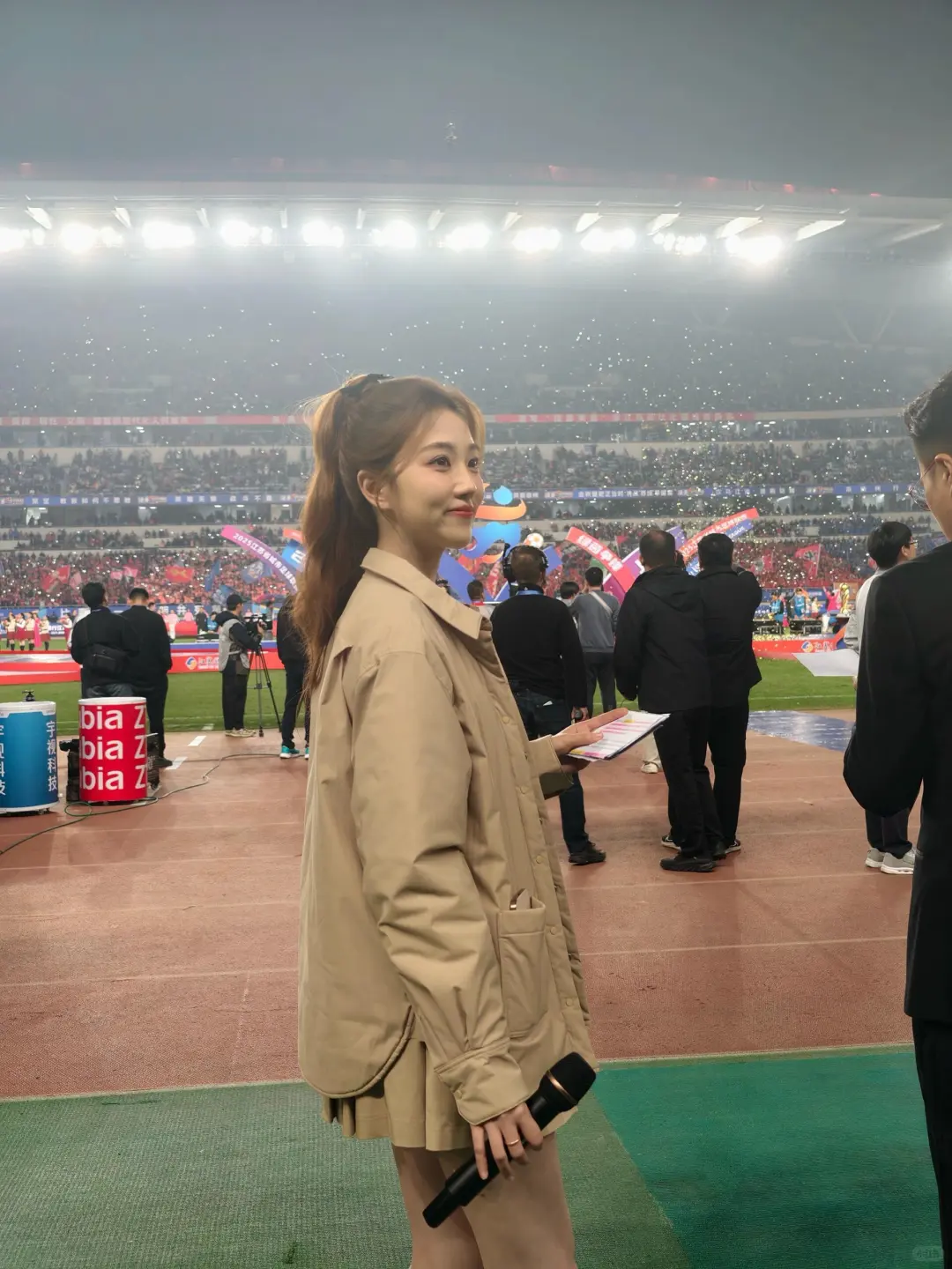 张纯烨 肉丝美腿主持苏超决赛⚽️