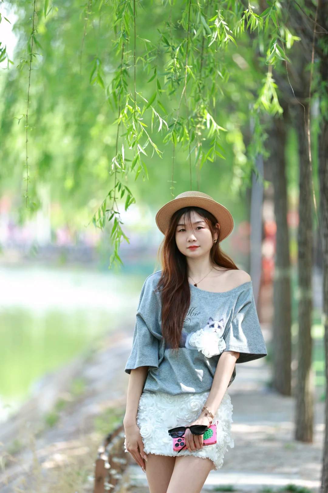 柳树下站谁都美