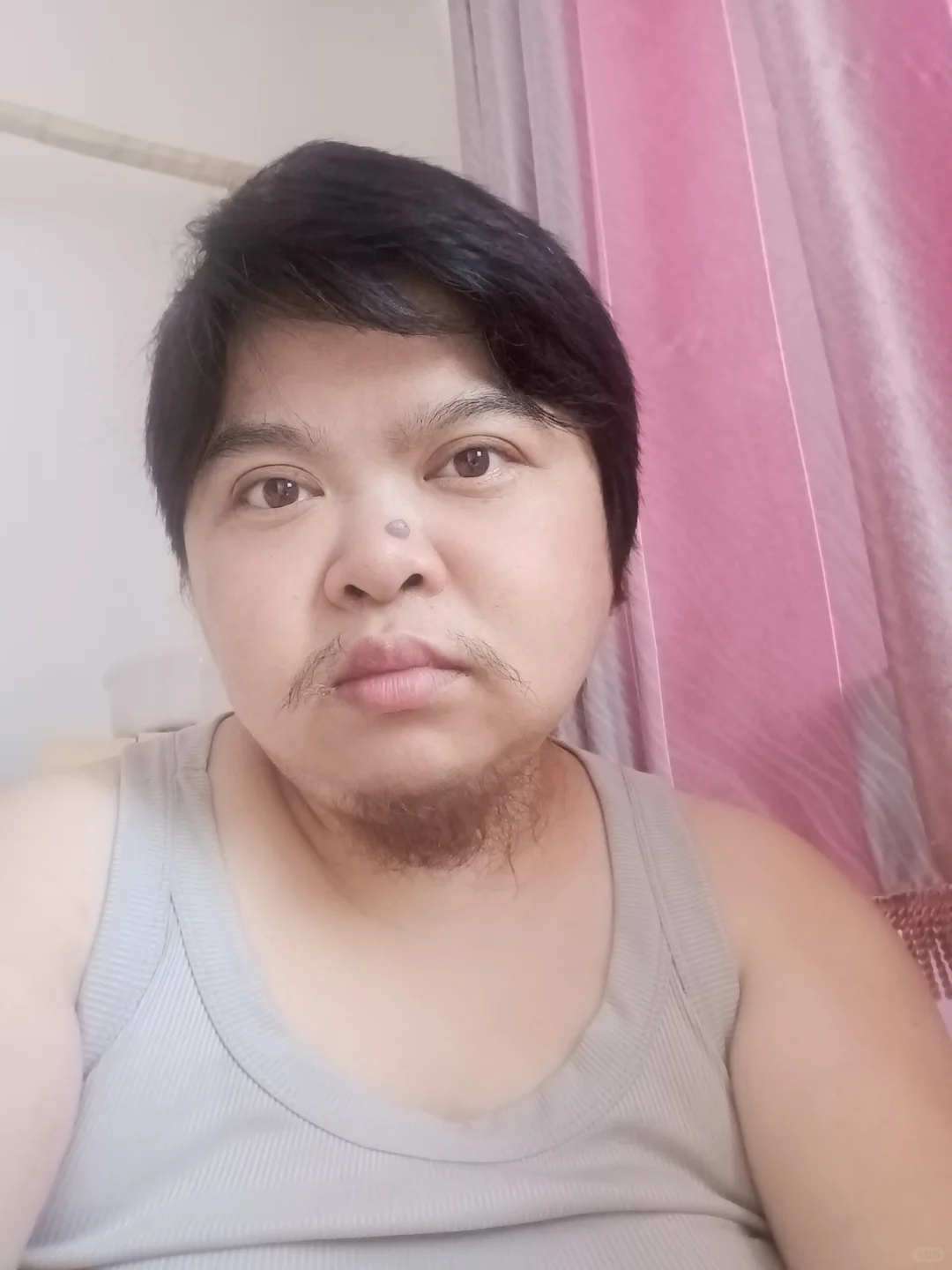 呃呃呃我只是长胡子了。我是女生。