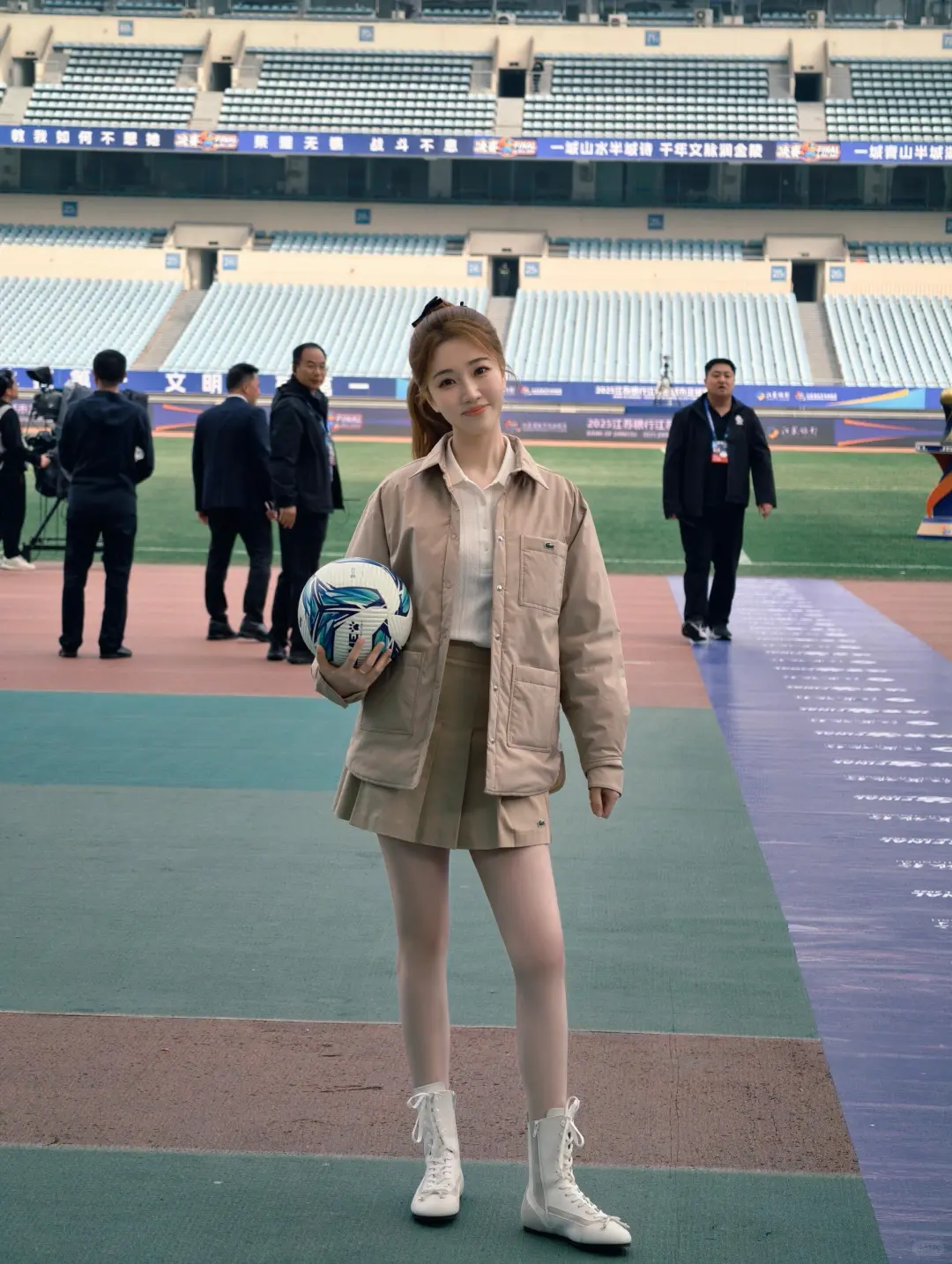 张纯烨 肉丝美腿主持苏超决赛⚽️