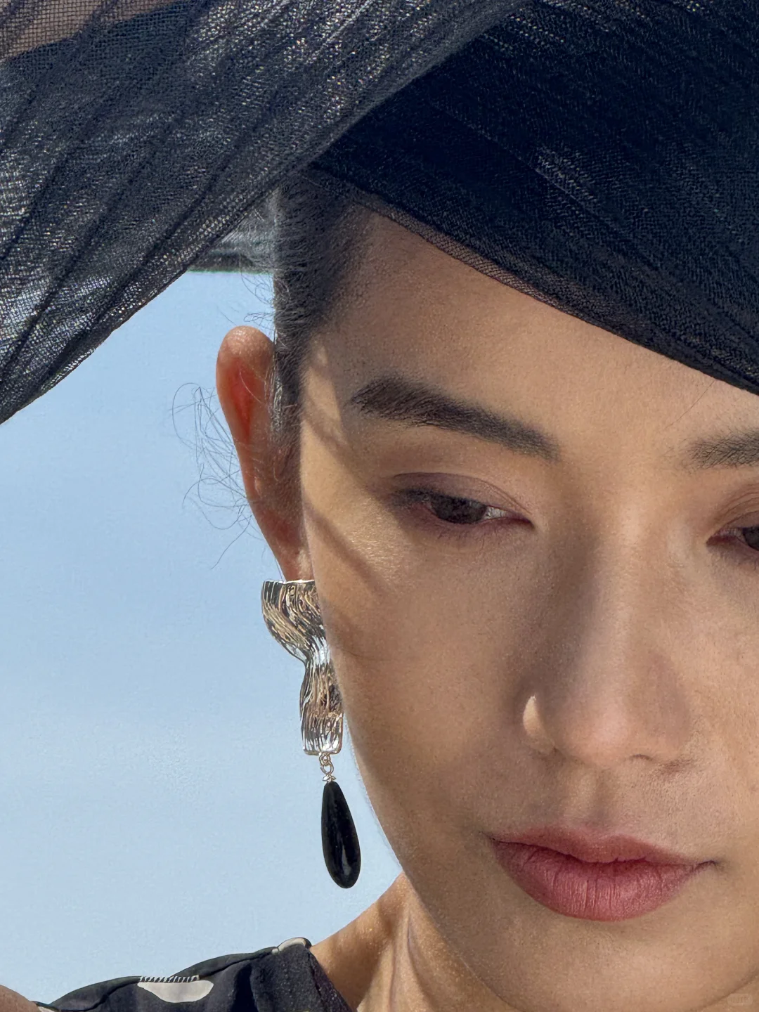 她好像知道自己很美