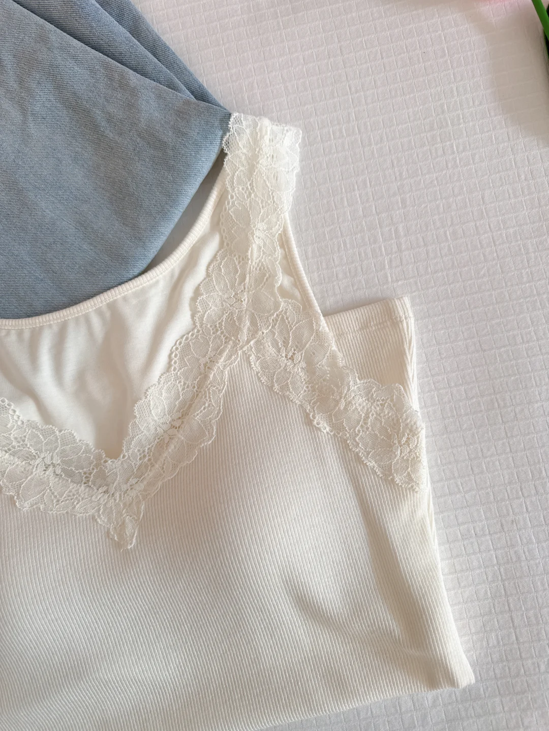 誓死追随的蕾丝吊带，温柔奶白色，又欲又纯～
