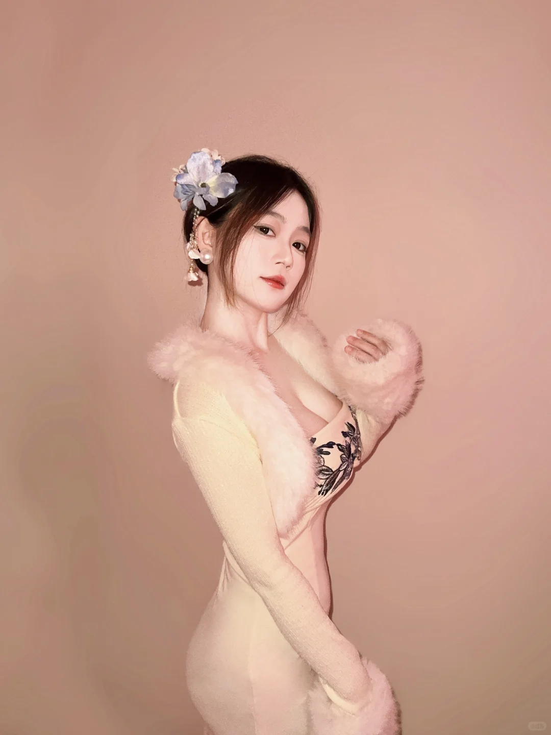 微微隆起的小腹是独属于女性的魅力