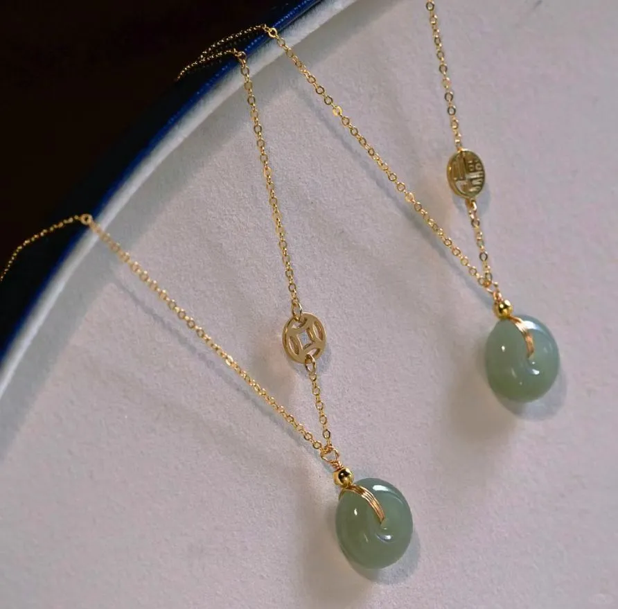 （亏米福利）天然和田玉项链女福牌平安扣锁