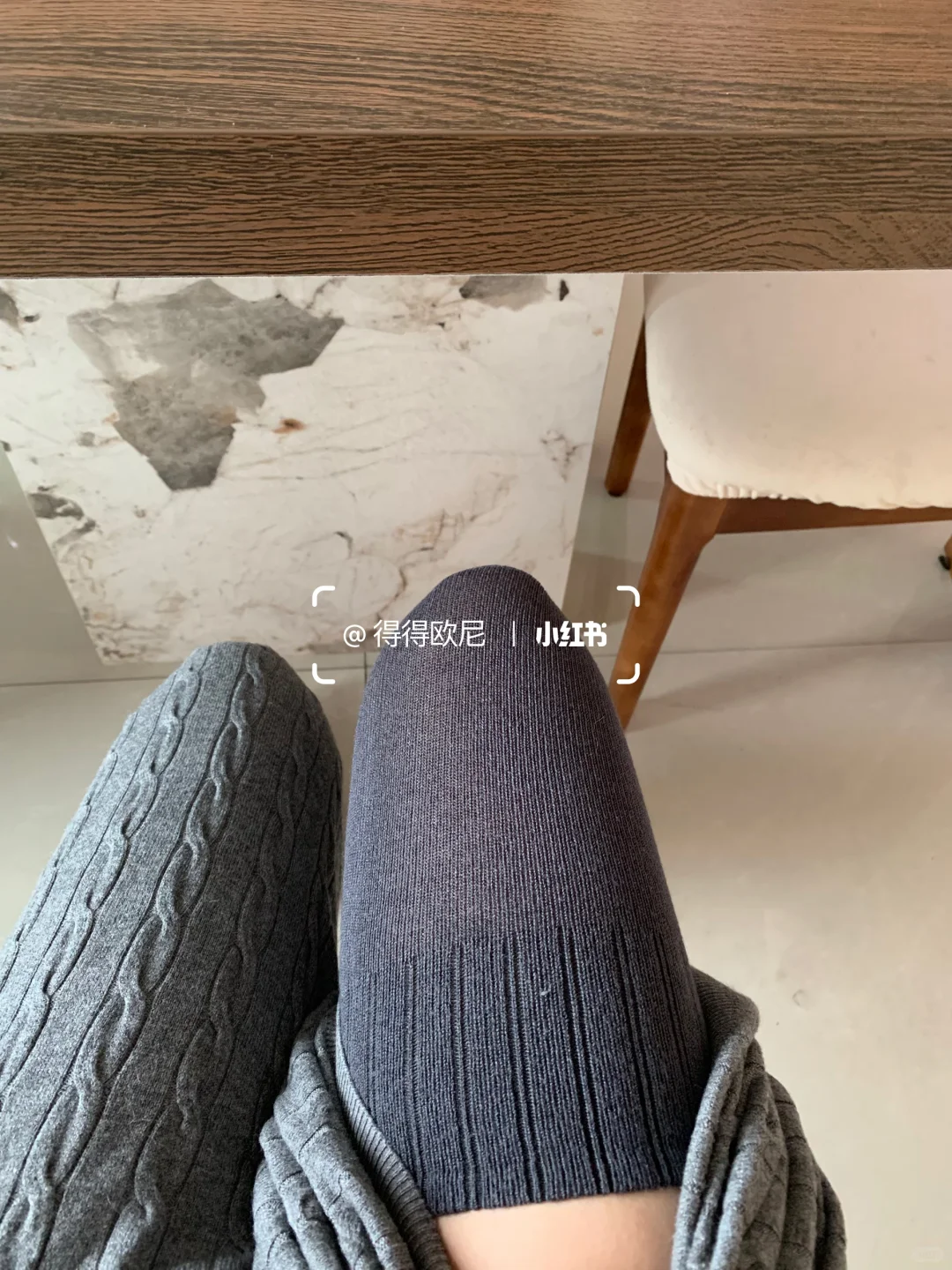 美少女也穿上了护膝袜套了！