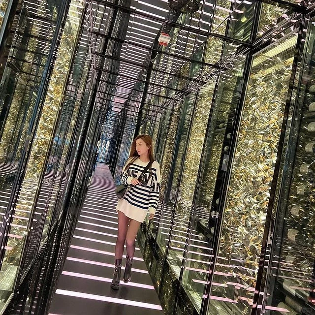 ins美女:五官精致的大长腿美女写真12