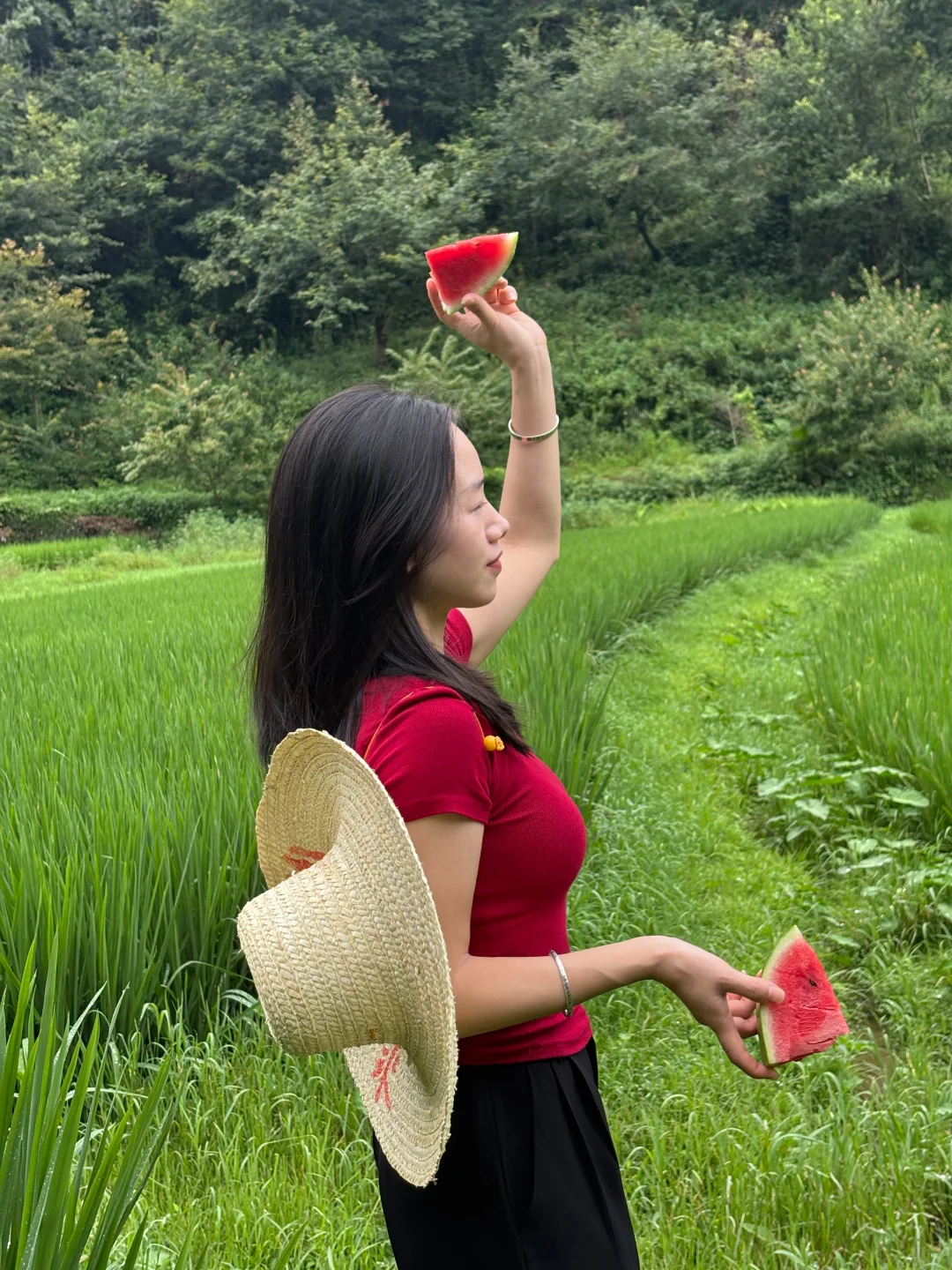 走在乡间的小路上，仿佛回到了小时候