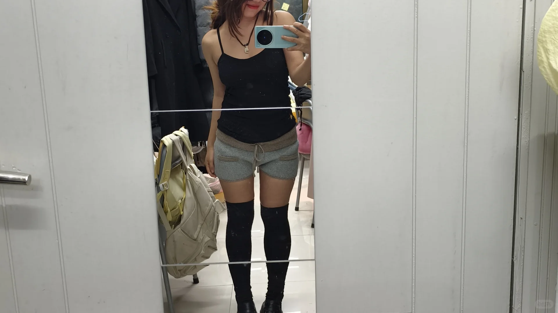 黑色过膝袜不是你原来这么显瘦……