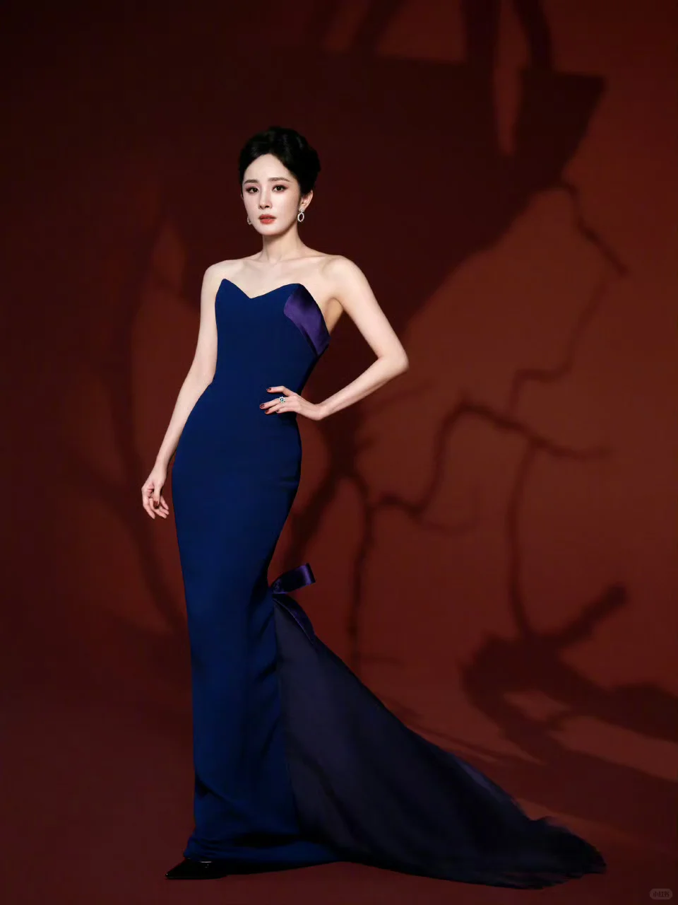 穿着宝石蓝💙礼服的幂姐像蓝宝石一样迷人！