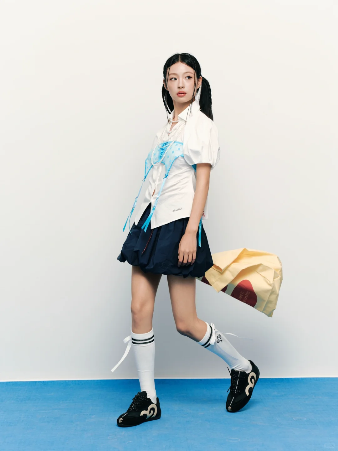 一组片子四个她的不同展现