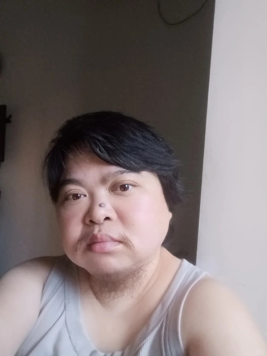 呃呃呃我只是长胡子了。我是女生。