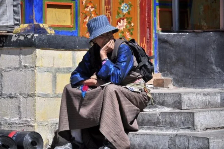 职场里有年轻美貌新人想挤你怎么办？