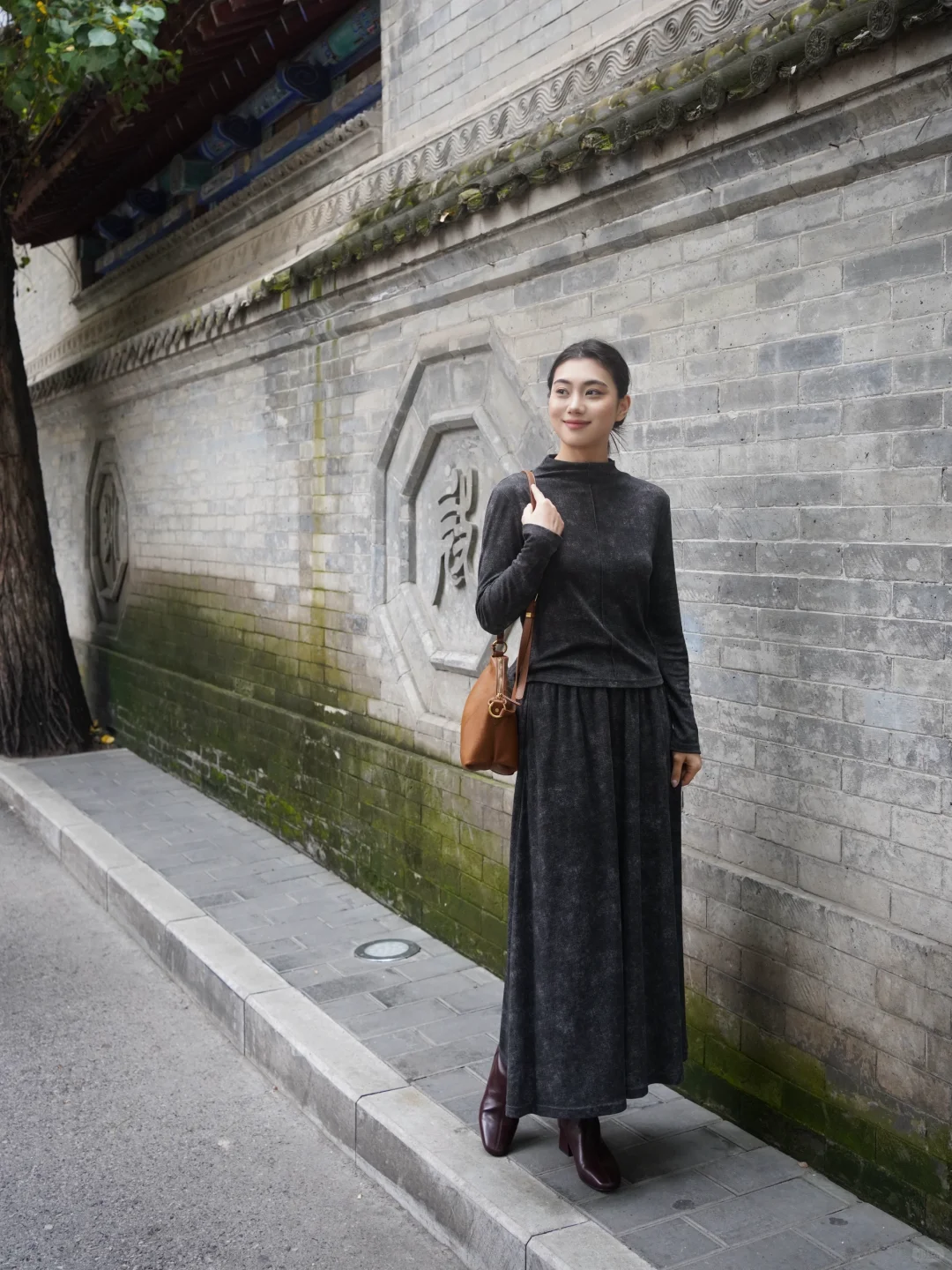 灰棕配色，穿出秋日的故事感