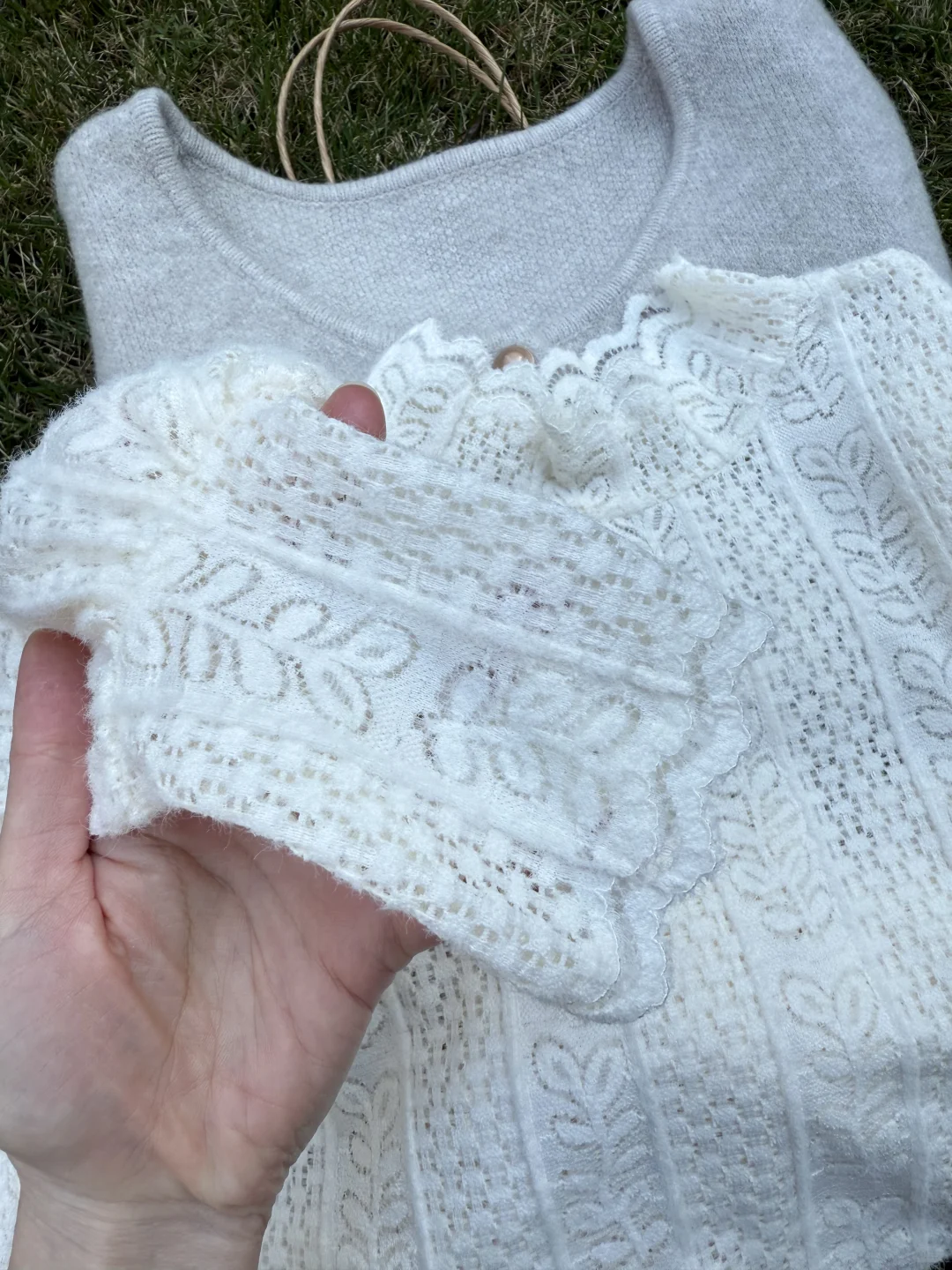 啊啊啊！这件蕾丝打底衫真的绝了……巨显贵！！！