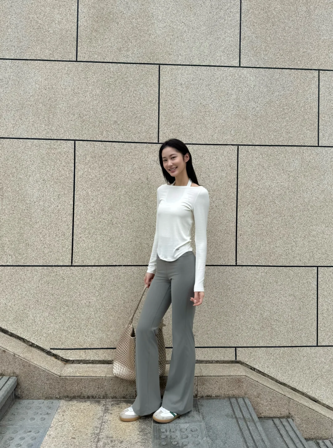 秋冬穿搭不臃肿，就靠这条超模微喇裤！