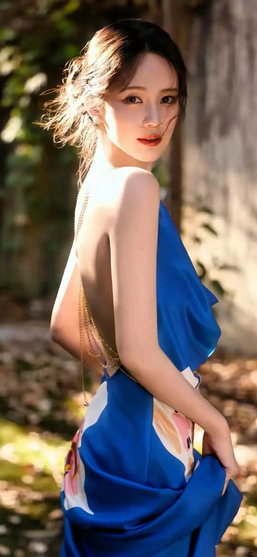 李一桐惊艳写真，秀出婀娜身段，倾城