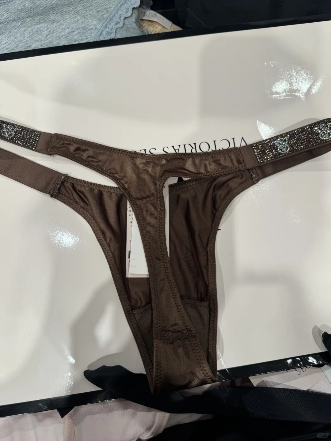 为维密水钻内裤。