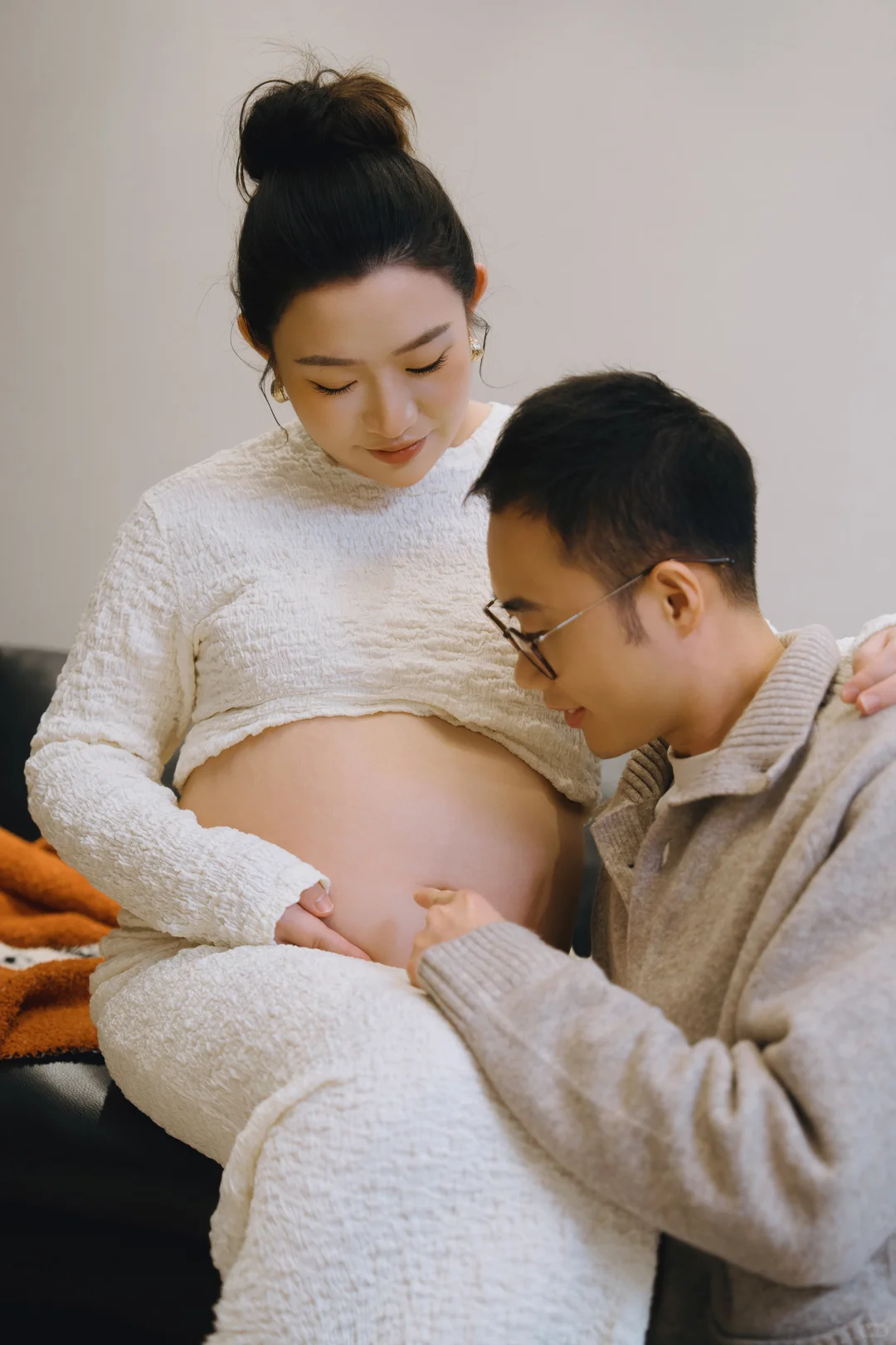 自然温馨的孕妇照当然要在家里拍啦