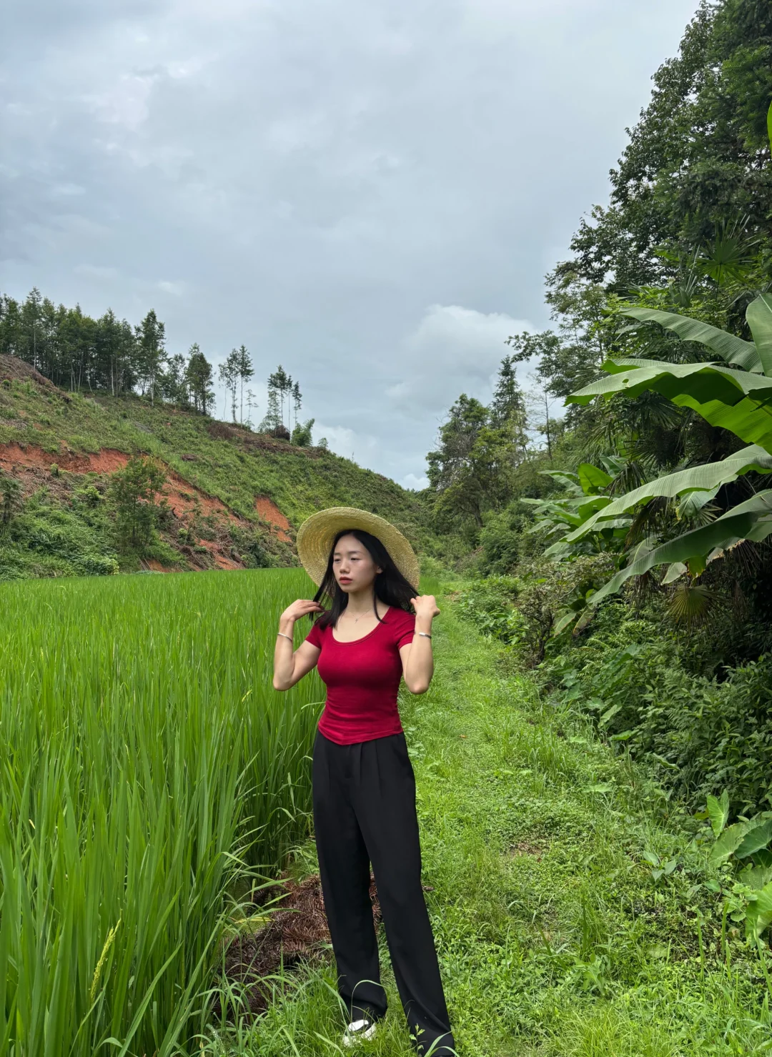 走在乡间的小路上，仿佛回到了小时候